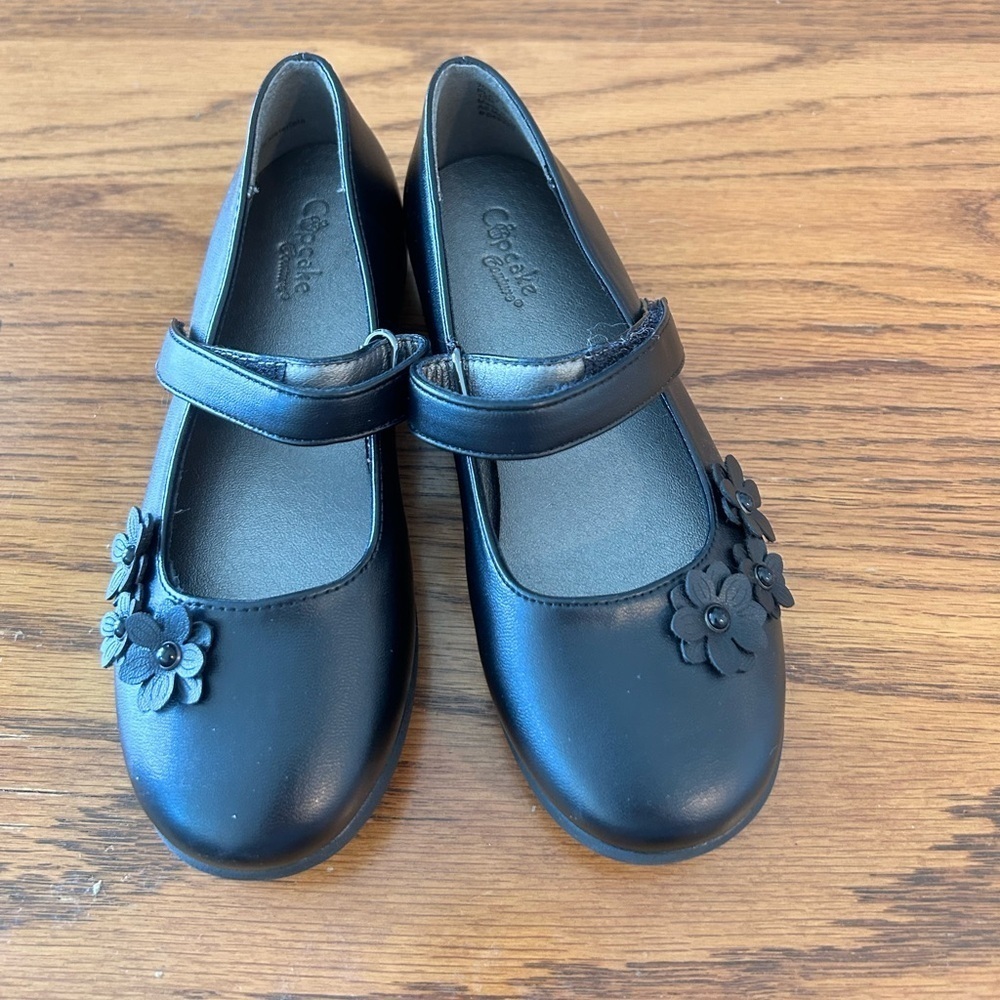 Cupcake Couture Girls Black Velcro Shoes

Size 13M